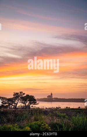 Faro del fiume Coquille a Bandon, Oregon visto attraverso il fiume al tramonto Foto Stock