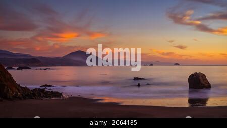 Mare di Port Orford in Oregon con Humbug Mountain al tramonto Foto Stock