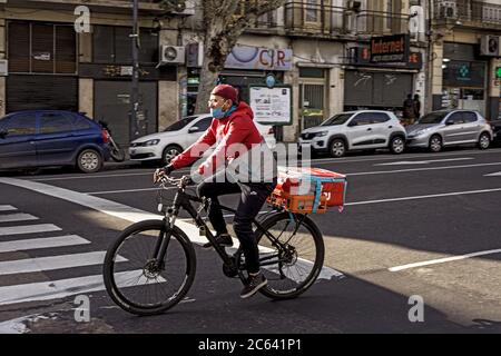 6 luglio 2020, Buenos Aires, capitale federale, Argentina: Tassi in calo dell'attività economica, Un deficit dilagante e una temuta escalation dei tassi di disoccupazione e povertà rivelano come la crisi sanitaria causata dalla pandemia del Covid-19 scuote le fondamenta della già debole economia argentina.l'arrivo del Covid-19 ha spinto il governo Alberto FernÃ¡ndez ad adottare misure rigorose di isolamento sociale alla fine Marzo, che paralizzò l'economia in aprile e, sebbene le restrizioni si rilassassero un po' in maggio e giugno, in luglio si rafforzarono ancora, specialmente a Buenos Aires e il suo pericolo Foto Stock