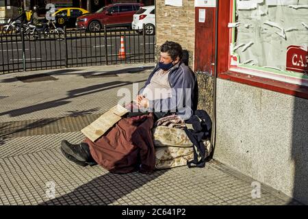 6 luglio 2020, Buenos Aires, capitale federale, Argentina: Tassi in calo dell'attività economica, Un deficit dilagante e una temuta escalation dei tassi di disoccupazione e povertà rivelano come la crisi sanitaria causata dalla pandemia del Covid-19 scuote le fondamenta della già debole economia argentina.l'arrivo del Covid-19 ha spinto il governo Alberto FernÃ¡ndez ad adottare misure rigorose di isolamento sociale alla fine Marzo, che paralizzò l'economia in aprile e, sebbene le restrizioni si rilassassero un po' in maggio e giugno, in luglio si rafforzarono ancora, specialmente a Buenos Aires e il suo pericolo Foto Stock