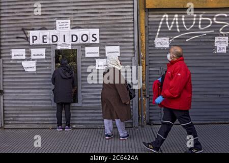 6 luglio 2020, Buenos Aires, capitale federale, Argentina: Tassi in calo dell'attività economica, Un deficit dilagante e una temuta escalation dei tassi di disoccupazione e povertà rivelano come la crisi sanitaria causata dalla pandemia del Covid-19 scuote le fondamenta della già debole economia argentina.l'arrivo del Covid-19 ha spinto il governo Alberto FernÃ¡ndez ad adottare misure rigorose di isolamento sociale alla fine Marzo, che paralizzò l'economia in aprile e, sebbene le restrizioni si rilassassero un po' in maggio e giugno, in luglio si rafforzarono ancora, specialmente a Buenos Aires e il suo pericolo Foto Stock