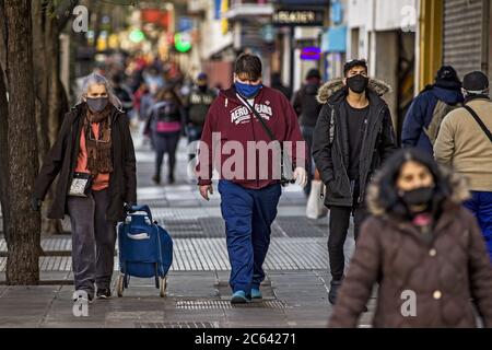 6 luglio 2020, Buenos Aires, capitale federale, Argentina: Tassi in calo dell'attività economica, Un deficit dilagante e una temuta escalation dei tassi di disoccupazione e povertà rivelano come la crisi sanitaria causata dalla pandemia del Covid-19 scuote le fondamenta della già debole economia argentina.l'arrivo del Covid-19 ha spinto il governo Alberto FernÃ¡ndez ad adottare misure rigorose di isolamento sociale alla fine Marzo, che paralizzò l'economia in aprile e, sebbene le restrizioni si rilassassero un po' in maggio e giugno, in luglio si rafforzarono ancora, specialmente a Buenos Aires e il suo pericolo Foto Stock