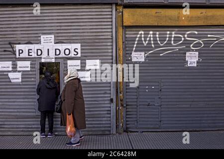 6 luglio 2020, Buenos Aires, capitale federale, Argentina: Tassi in calo dell'attività economica, Un deficit dilagante e una temuta escalation dei tassi di disoccupazione e povertà rivelano come la crisi sanitaria causata dalla pandemia del Covid-19 scuote le fondamenta della già debole economia argentina.l'arrivo del Covid-19 ha spinto il governo Alberto FernÃ¡ndez ad adottare misure rigorose di isolamento sociale alla fine Marzo, che paralizzò l'economia in aprile e, sebbene le restrizioni si rilassassero un po' in maggio e giugno, in luglio si rafforzarono ancora, specialmente a Buenos Aires e il suo pericolo Foto Stock