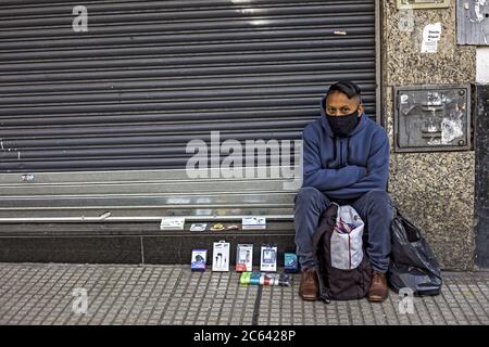 6 luglio 2020, Buenos Aires, capitale federale, Argentina: Tassi in calo dell'attività economica, Un deficit dilagante e una temuta escalation dei tassi di disoccupazione e povertà rivelano come la crisi sanitaria causata dalla pandemia del Covid-19 scuote le fondamenta della già debole economia argentina.l'arrivo del Covid-19 ha spinto il governo Alberto FernÃ¡ndez ad adottare misure rigorose di isolamento sociale alla fine Marzo, che paralizzò l'economia in aprile e, sebbene le restrizioni si rilassassero un po' in maggio e giugno, in luglio si rafforzarono ancora, specialmente a Buenos Aires e il suo pericolo Foto Stock