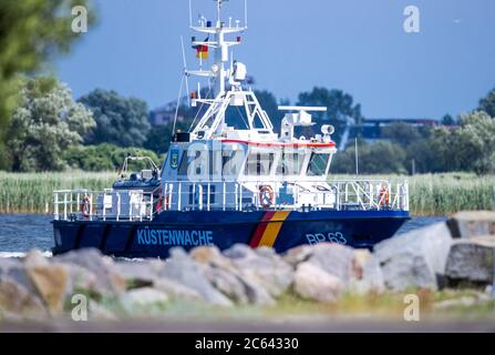 Più libera, Germania. 02 luglio 2020. La nave di pattuglia del porto 'Altmark' della polizia federale con l'iscrizione 'Küstenwache' si inbarca nel porto. Credit: Jens Büttner/dpa-Zentralbild/ZB/dpa/Alamy Live News Foto Stock