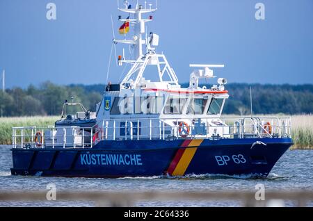 Più libera, Germania. 02 luglio 2020. La nave di pattuglia del porto 'Altmark' della polizia federale con l'iscrizione 'Küstenwache' si inbarca nel porto. Credit: Jens Büttner/dpa-Zentralbild/ZB/dpa/Alamy Live News Foto Stock