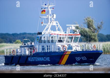 Più libera, Germania. 02 luglio 2020. La nave di pattuglia del porto 'Altmark' della polizia federale con l'iscrizione 'Küstenwache' si inbarca nel porto. Credit: Jens Büttner/dpa-Zentralbild/ZB/dpa/Alamy Live News Foto Stock