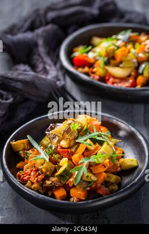 Insalata di verdure grigliate con rucola e semi Foto Stock