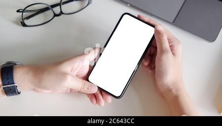 Vista dall'alto Donna seduta e con schermo vuoto oscura il telefono cellulare Foto Stock