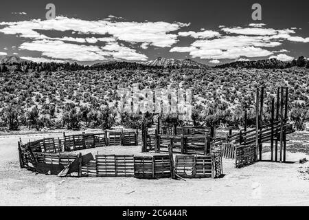 Un antico corale occidentale nel deserto con le nuvole sullo sfondo. Foto Stock