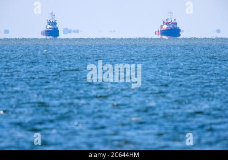 Più libera, Germania. 02 luglio 2020. Due rimorchiatore viaggiano sul lago Greifswald Bodden e si riflettono in acqua. Credit: Jens Büttner/dpa-Zentralbild/ZB/dpa/Alamy Live News Foto Stock