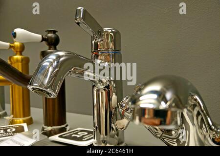 Vista su una cucina moderna e sui rubinetti del bagno Foto Stock