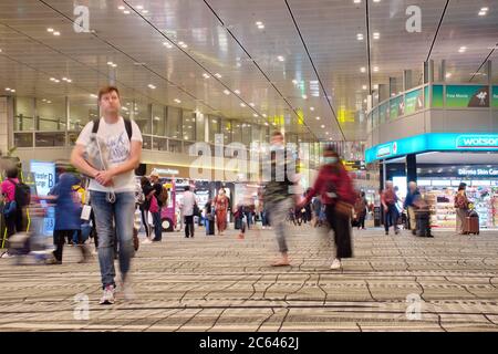Foto di sfocatura del movimento di persone all'aeroporto di Singapore Foto Stock