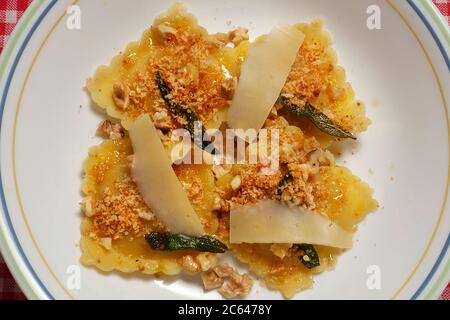 RAVIOLI DI RISO DI ZUCCA CON NOCI TRITATE E PARMIGIANO E SALVIA Foto Stock