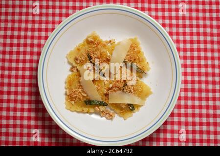 RAVIOLI DI RISO DI ZUCCA CON NOCI TRITATE E PARMIGIANO E SALVIA Foto Stock