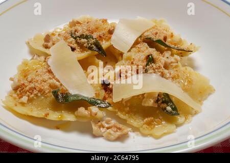 RAVIOLI DI RISO DI ZUCCA CON NOCI TRITATE E PARMIGIANO E SALVIA Foto Stock