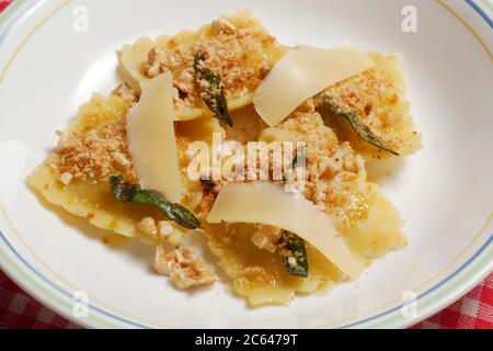 RAVIOLI DI RISO DI ZUCCA CON NOCI TRITATE E PARMIGIANO E SALVIA Foto Stock