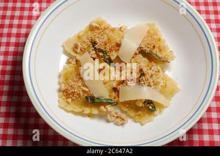 RAVIOLI DI RISO DI ZUCCA CON NOCI TRITATE E PARMIGIANO E SALVIA Foto Stock