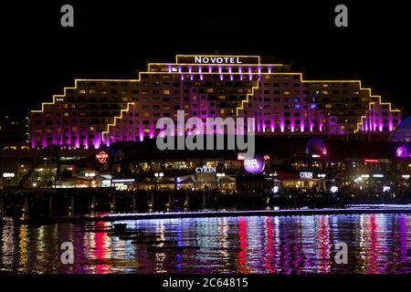 Il Novotel al Darling Harbour Vivid Festival di luci, musica e idee a Sydney. Foto Stock