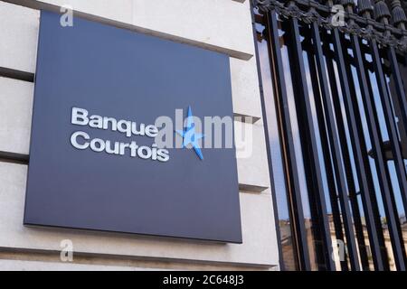 Bordeaux , Aquitaine / Francia - 07 05 2020 : Banque Courtois segno di stella blu sulla sede principale della più antica agenzia bancaria francese Foto Stock