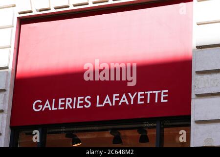 Bordeaux , Aquitaine / Francia - 07 05 2020 : Galeries Lafayette logo segno di grande negozio globale francese negozio Foto Stock