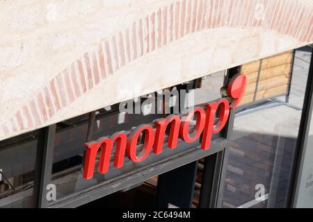 Bordeaux , Aquitaine / Francia - 07 05 2020 : monop logo monop 'segno sulla facciata negozio supermercato negozio Foto Stock