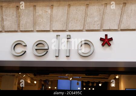 Bordeaux , Aquitaine / Francia - 07 05 2020 : il segno Celio negozio di logo sulla costruzione negozio di abbigliamento moda Foto Stock