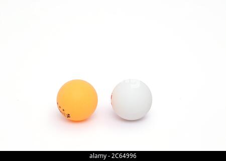 Ritratto di palline bianche e gialle. Isolato su sfondo bianco. Foto Stock