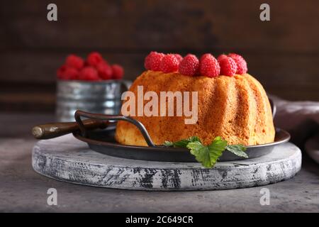 torta rotonda con lamponi freschi per dessert Foto Stock