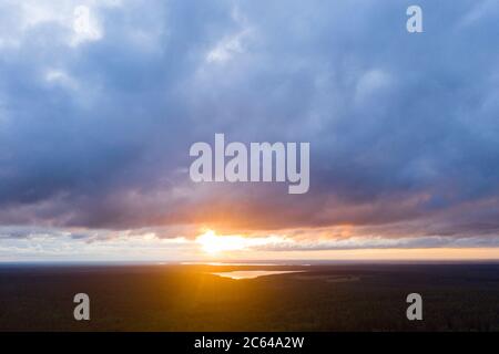 Vista aerea tramonto sulla foresta e lago. Vista dall'alto. Vista dal drone. Vista aerea dall'alto del paesaggio nuvolato. Trama di nuvole. Vista dall'alto. Alba o sole Foto Stock