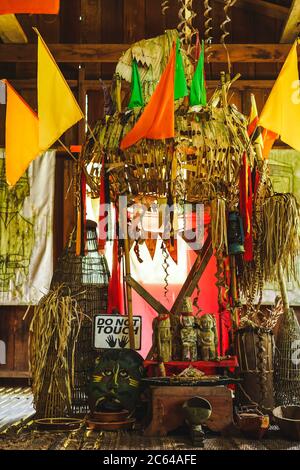 L'interno della casa tradizionale del popolo Melanau, una delle etnie di Sarawak al Sarawak Villaggio Culturale Foto Stock