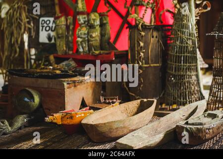L'interno della casa tradizionale del popolo Melanau, una delle etnie di Sarawak al Sarawak Villaggio Culturale Foto Stock