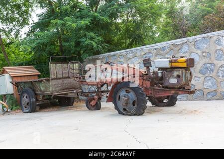 Relitto all'aperto in stile cinese rusty trattore a piedi relitto Foto Stock