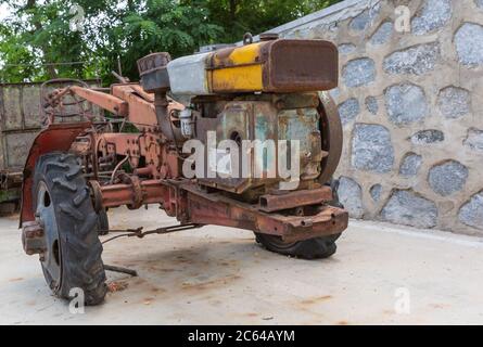 Relitto all'aperto in stile cinese rusty trattore a piedi relitto Foto Stock