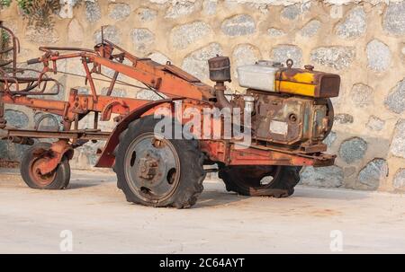 Relitto all'aperto in stile cinese rusty trattore a piedi relitto Foto Stock