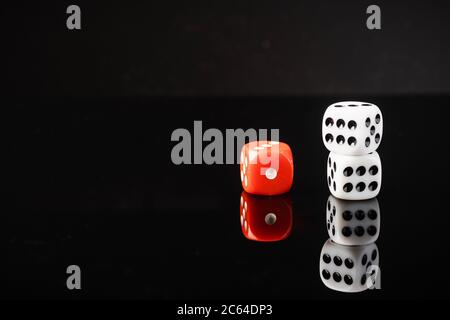 Morse rosse e bianche, colpo concettuale rischio vs. Premio. Foto Stock