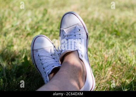 sneakers bianche sporche sull'erba Foto Stock