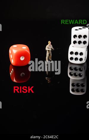 Parole "RISK VS REWARD" con morse rosse e bianche, colpo concettuale. Foto Stock