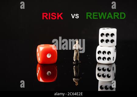 Parole "RISK VS REWARD" con morse rosse e bianche, colpo concettuale. Foto Stock