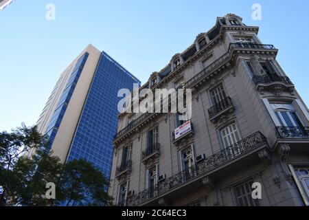 BUENOS AIRES, ARGENTINA, 16 GIUGNO 2018. Una vista di due diversi stili architettonici a Buenos Aires Foto Stock