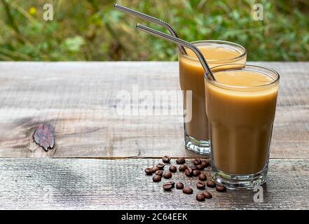 Ghiaccio latte di caffè in un bicchiere alto con latte di mandorle. Foto Stock