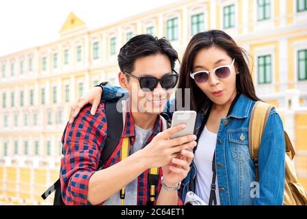 Cattura i momenti più belli. Giovane ragazza in pelliccia e occhiali blu  crea una cornice con le mani, città sullo sfondo Foto stock - Alamy