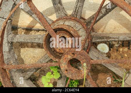 Vecchia ruota in legno arrugginito e in metallo Foto Stock