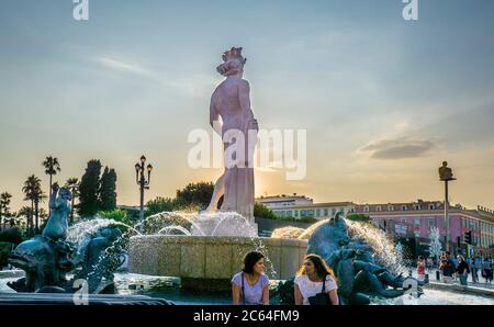 Statua di Apollo a Fontaine du Soleil su Place Massena, Nizza, Costa Azzurra, Provenza-Alpi-Côte Azzurra, Franc Foto Stock