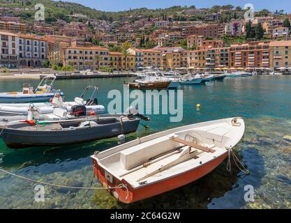Bella vista del villaggio di Porto Santo Stefano, Grosseto, Italia, in una giornata di sole Foto Stock