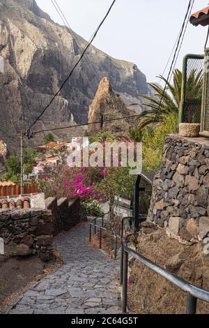 I percorsi attraverso il villaggio normalmente occupato con turisti in visita sono vuoti dopo il covid 19 Lockdown, Masca, Tenerife, Isole Canarie Foto Stock