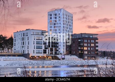 Joensuu, Finlandia - 01 dicembre 2019: Faro Joensuu - l'edificio di appartamenti in legno più alto della Finlandia, che si eleva a quasi 50 metri su 14 piani. Foto Stock