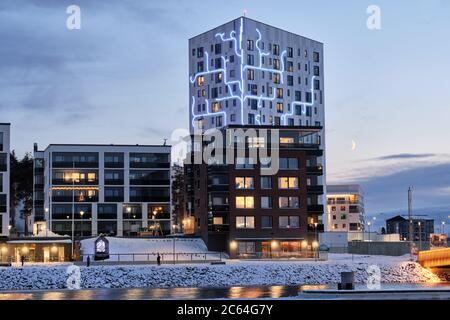 Joensuu, Finlandia - 01 dicembre 2019: Faro Joensuu - l'edificio di appartamenti in legno più alto della Finlandia, che si eleva a quasi 50 metri su 14 piani. Foto Stock