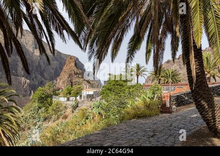 I percorsi attraverso il villaggio normalmente occupato con turisti in visita sono vuoti dopo il covid 19 Lockdown, Masca, Tenerife, Isole Canarie Foto Stock