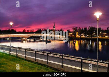 Pielisjoki River Embankment in serata a Joensuu, Finlandia. Foto Stock